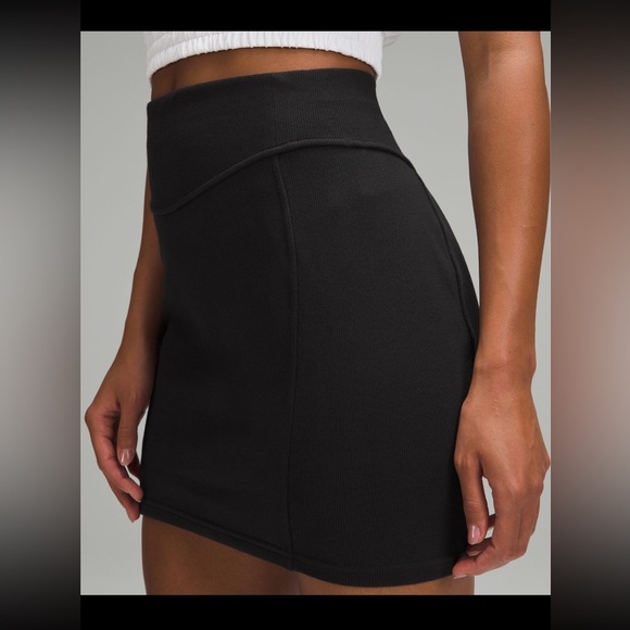Lululemon Scuba High-Rise Mini Skirt, black, NWT. Women’s XS - Picture 2 of 8